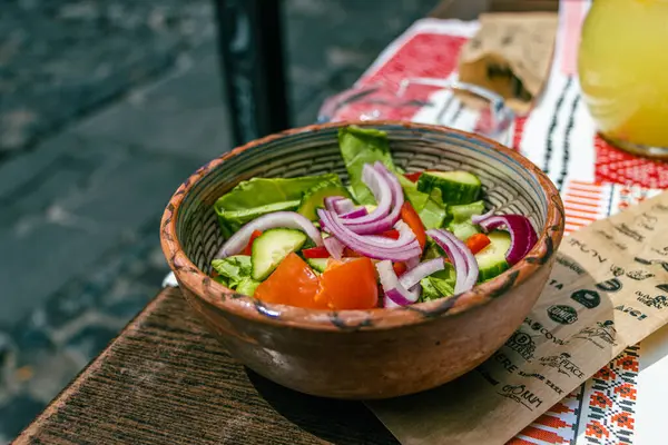 Bükreş. Romanya. Geleneksel Romen salatası. Taze ham malzemeler ve kâse içinde salata için Romanya beyaz peynir telemeası..