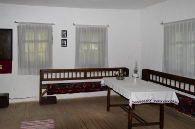 Bükreş, Romanya, Eylül 05, 2017. Dimitrie Gusti Ulusal Köy Müzesi. Geleneksel Rumen halk evi iç dekorasyonuyla.