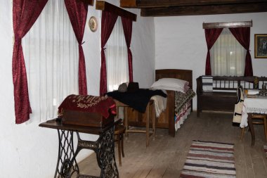 Bükreş, Romanya, Eylül 05, 2017. Dimitrie Gusti Ulusal Köy Müzesi. Geleneksel Rumen halk evi iç dekorasyonuyla.