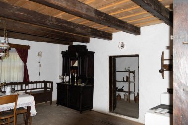 Bükreş, Romanya, Eylül 05, 2017. Dimitrie Gusti Ulusal Köy Müzesi. Geleneksel Rumen halk evi iç dekorasyonuyla.