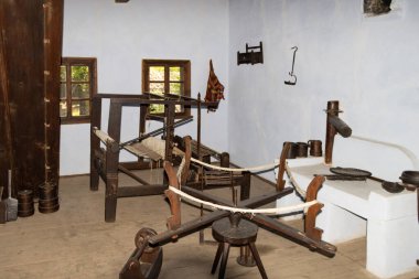 Bükreş, Romanya, Eylül 05, 2017. Dimitrie Gusti Ulusal Köy Müzesi. Geleneksel Rumen halk evi iç dekorasyonuyla.