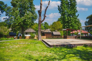 BÜKREŞ, ROMANIA - Dimitrie Gusti Ulusal Köy Müzesi, Romanya 'nın geleneksel köy yaşamının sergilendiği Herastrau Park' ta yer alıyor.