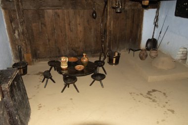 Bükreş, Romanya, Eylül 05, 2017. Dimitrie Gusti Ulusal Köy Müzesi. Geleneksel Rumen halk evi iç dekorasyonuyla.