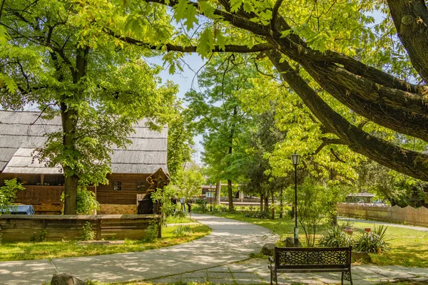 BÜKREŞ, ROMANIA - Dimitrie Gusti Ulusal Köy Müzesi, Romanya 'nın geleneksel köy yaşamının sergilendiği Herastrau Park' ta yer alıyor.