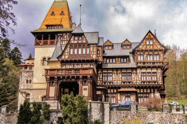 Peles Kalesi, Romanya. Sinaya'da ünlü Neo-Rönesans kalesi ve süs bahçesi, Avrupa'da Karpat Dağları.