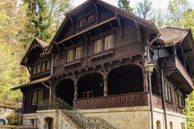 Peles Kalesi, Romanya. Sinaya'da ünlü Neo-Rönesans kalesi ve süs bahçesi, Avrupa'da Karpat Dağları.