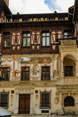 Peles Kalesi, Romanya. Sinaya'da ünlü Neo-Rönesans kalesi ve süs bahçesi, Avrupa'da Karpat Dağları.