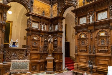SINAIA, ROMANIA - 2022: Romanya 'daki Peles Kalesi. Klasik bir tasarımı ve çoklu ahşap detayları olan bir oda..