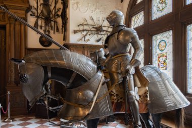 SINAIA, ROMANIA - 2022: Romanya 'daki Peles Kalesi. Klasik bir tasarımı ve çoklu ahşap detayları olan bir oda..