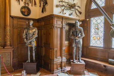 SINAIA, ROMANIA - 2022: Romanya 'daki Peles Kalesi. Klasik bir tasarımı ve çoklu ahşap detayları olan bir oda..