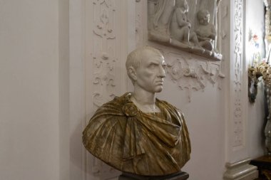 SINAIA, ROMANIA - 2022: Romanya 'daki Peles Kalesi. Klasik bir tasarımı ve çoklu ahşap detayları olan bir oda..