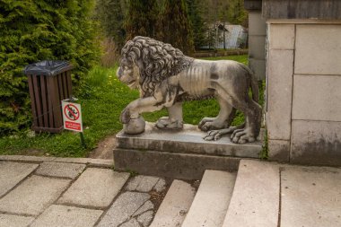 Peles Kalesi, Romanya. Sinaya'da ünlü Neo-Rönesans kalesi ve süs bahçesi, Avrupa'da Karpat Dağları.