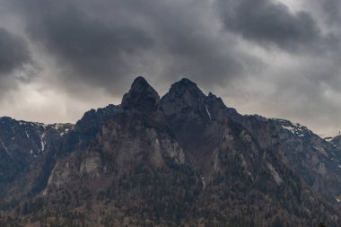 Busteni ve Prahova Vadisi ile manzara, arka planda Bucegi dağları, Romanya.