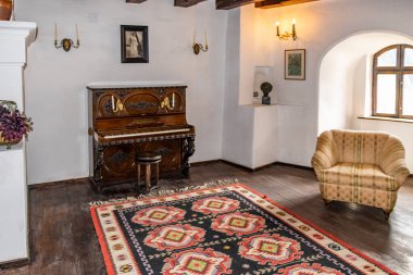 Transilvanya 'daki Bran Kalesi' nde. İç avluda. Kont Drakula Brasov 'un Karanlık Kalesi, Romanya.