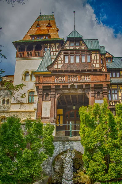 Castello Peles Romania Famoso Castello Neorinascimentale Giardino Ornamentale Sinaia Monti — Foto Stock