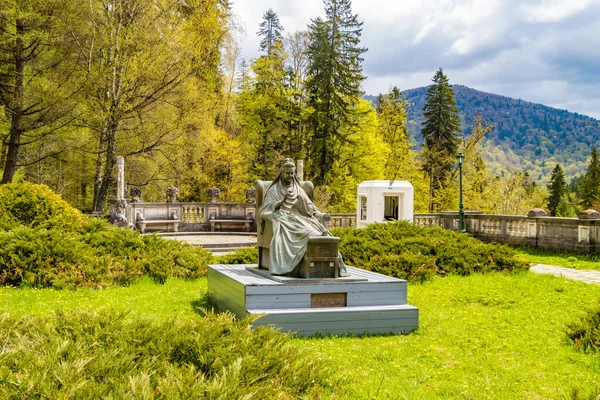 Peles Kalesi, Romanya. Sinaya'da ünlü Neo-Rönesans kalesi ve süs bahçesi, Avrupa'da Karpat Dağları.