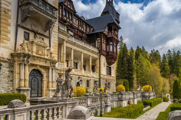 Castello Peles Romania Famoso Castello Neorinascimentale Giardino Ornamentale Sinaia Monti — Foto Stock