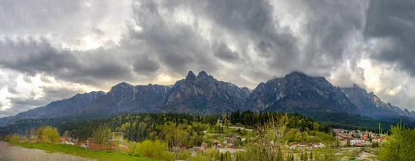 Landskap Med Busteni Och Prahova Valley Bucegi Berg Bakgrunden Rumänien — Stockfoto