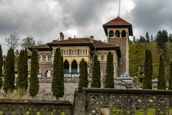 罗马尼亚 坎塔库兹诺城堡座落在布切吉山的布斯塔尼镇 位于普拉霍瓦山谷的宫殿与庭院的近景山清水秀 — 图库照片