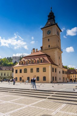 Brasov, Romanya. Council Square, Casa Sfatului ile - Konsey Binası, eski belediye binası Brasov şehrinin eski kısmında, Transilvanya.