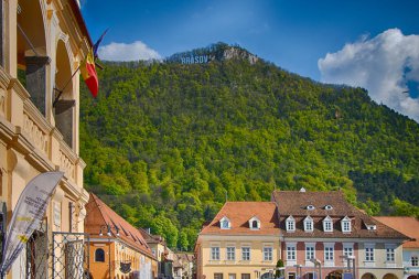 Tepede Brasov tabelası. Brasov, Brasov County, Romanya.