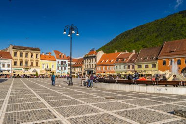Brasov, Romanya. Brasov Konsey Meydanı (Piata Sfatului), eski Brasov kentinin ana merkez meydanı..