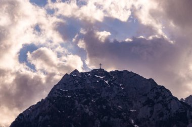 Romanya. Cairaman Dağı 'ndaki Kahramanlar Haçı, Birinci Dünya Savaşı' nın Romen Kahramanlarının Anma Haçı, Bucegi Dağları, Güney Karpatlar ve Transilvanya 'da 2291 metre yükseklik.