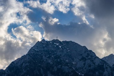 Romanya. Cairaman Dağı 'ndaki Kahramanlar Haçı, Birinci Dünya Savaşı' nın Romen Kahramanlarının Anma Haçı, Bucegi Dağları, Güney Karpatlar ve Transilvanya 'da 2291 metre yükseklik.