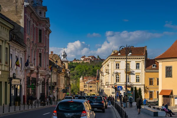 BRASOV, ROMANIA, Romanya 'nın Brasov kentindeki belediye binasının parlayan kulesiyle George Baritiu' nun sokak manzarası.