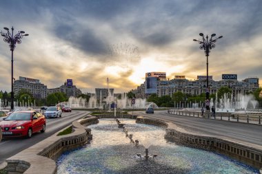 Bükreş, Romanya. Şehir merkezindeki Unirii Meydanı Piata Unirii 'de küçük su damlalarıyla dekoratif çeşme.