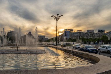 Bükreş, Romanya. Şehir merkezindeki Unirii Meydanı Piata Unirii 'de küçük su damlalarıyla dekoratif çeşme.