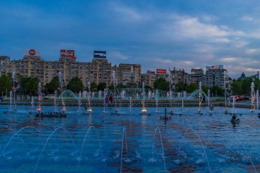 Bükreş, Romanya. Şehir merkezindeki Unirii Meydanı Piata Unirii 'de küçük su damlalarıyla dekoratif çeşme.