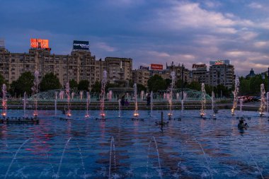 Bükreş, Romanya. Şehir merkezindeki Unirii Meydanı Piata Unirii 'de küçük su damlalarıyla dekoratif çeşme.