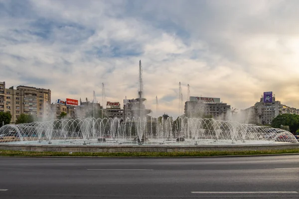 Bükreş, Romanya. Şehir merkezindeki Unirii Meydanı Piata Unirii 'de küçük su damlalarıyla dekoratif çeşme.