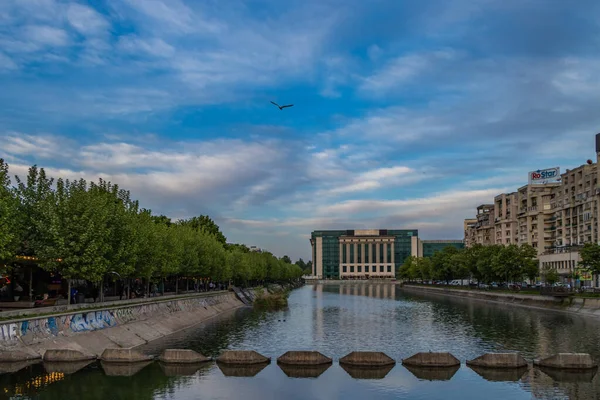 Bukareszt Rumunia Widok Strukturą Hydrotechniczną Rzece Dambovita Bukareszcie — Zdjęcie stockowe