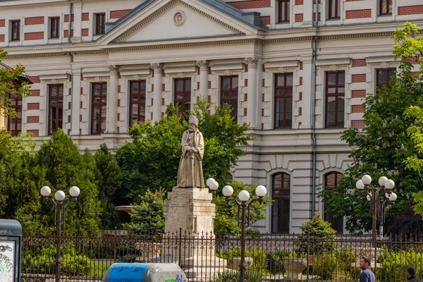 En büyüğü, Romanya 'ydı. Bükreş ve Coltea manastırının en eski hastanesinin kurucusu Mihail Cantacuzino 'nun heykeli. Karl Storck 'un Heykeli.