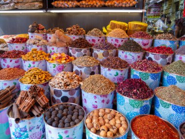 Dubai, BAE. Dubai Baharat Suyu. Dubai 'de geleneksel pazar, Birleşik Arap Emirlikleri (BAE) çeşitli parfüm ve baharatlar, bitkiler satıyor.