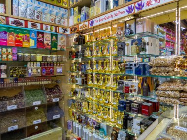 Dubai, BAE. Dubai Baharat Suyu. Dubai 'de geleneksel pazar, Birleşik Arap Emirlikleri (BAE) çeşitli parfüm ve baharatlar, bitkiler satıyor.