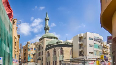 Bu cami otların, altınların, kıyafetlerin çarşısını kapatıyor. Çok ilginç, çünkü yapısında birçok geometrik form var..