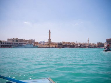 Dubai, Birleşik Arap Emirlikleri. Dubai deresi ve Deira 'daki tahta kaldırım Birleşik Arap Emirlikleri' ndeki Dubai manzaralı.