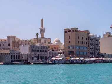 Dubai, Birleşik Arap Emirlikleri. Dubai deresi ve Deira 'daki tahta kaldırım Birleşik Arap Emirlikleri' ndeki Dubai manzaralı.