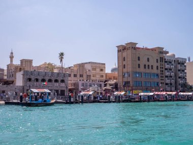 Dubai, Birleşik Arap Emirlikleri. Dubai deresi ve Deira 'daki tahta kaldırım Birleşik Arap Emirlikleri' ndeki Dubai manzaralı.