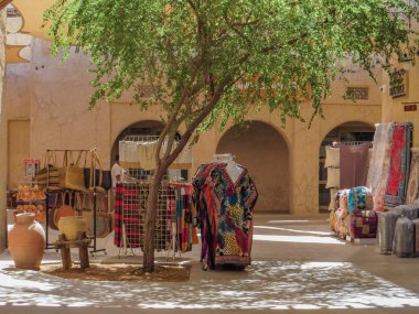 Dubai, Birleşik Arap Emirlikleri. Eski şehir merkezindeki eski tekstil hediyelik eşya dükkanları ve satıcıları..