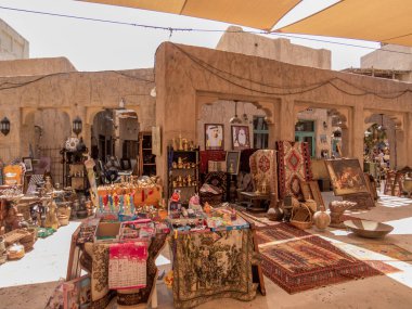 Dubai, Birleşik Arap Emirlikleri. Eski şehir merkezindeki eski tekstil hediyelik eşya dükkanları ve satıcıları..