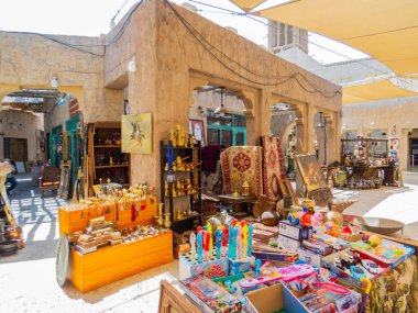 Dubai, Birleşik Arap Emirlikleri. Eski şehir merkezindeki eski tekstil hediyelik eşya dükkanları ve satıcıları..