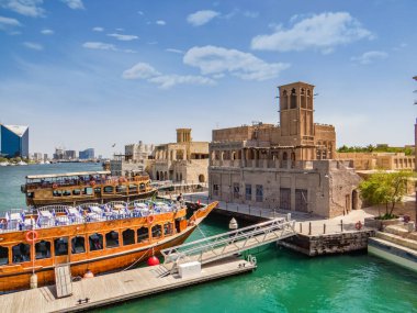 Dubai, Birleşik Arap Emirlikleri. Abra - geleneksel ahşap tekne ve körfez deresindeki Dubai Mescid Camii..