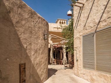 Dubai, Birleşik Arap Emirlikleri. Bur Dubai 'deki Bastakia Quarter mimarisini kapatın. Al Fahidi Tarihi Mahallesi 'nin inşaatı 1890' lara dayanıyor..