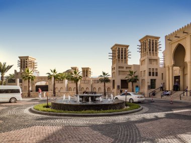 Dubai, BAE, Souk Madinat Jumeirah. Alışveriş merkezi stili, Dubai 'deki Souk Madinat Jumeirah' ın iç görünümü, Birleşik Arap Emirlikleri.