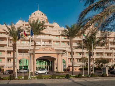 Dubai, BAE. Palm Jumeirah Crescent 'deki Kempinski Oteli' nin girişi. Palm Jumeirah, BAE kıyılarında yapay olarak inşa edilmiş bir adadır..