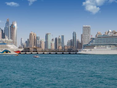 Dubai 'de. Dubai Marina Körfezi 'nin modern binaları, Palm Jumeirah, BAE manzaralı..